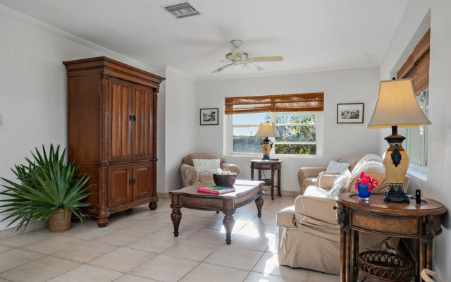 Hut Pointe #7 2 Bedroom Apts