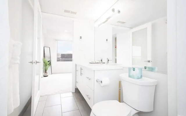 Spectacular 2bedroom and 2bath Penthouse With Parking