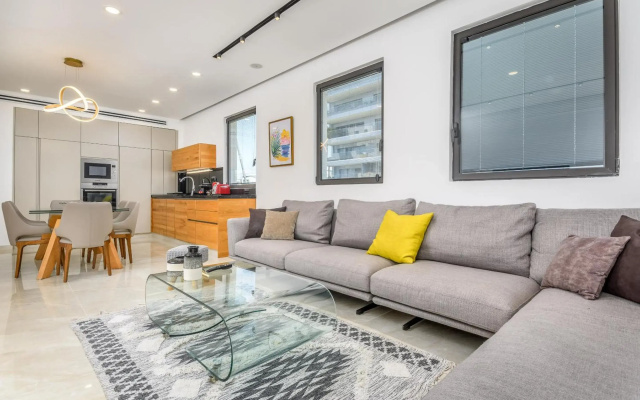 Luxury 2bdrm balcony & parking close to the Beach
