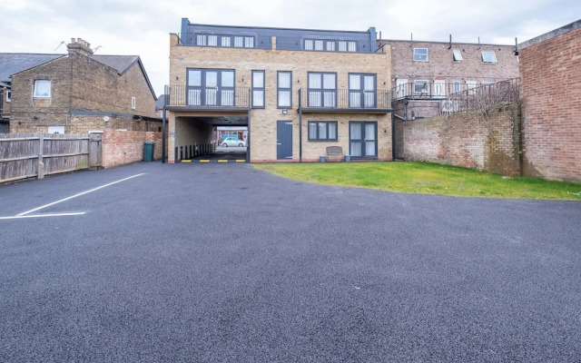 Luxury 1 & 2 bed Apartment free parking