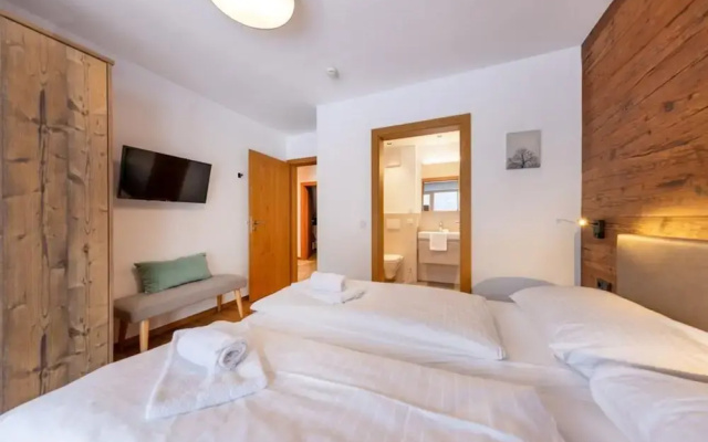 Luxury Chalet with 2 Bathrooms near Small Slope
