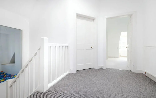 Delightful 3-bed Flat with Parking