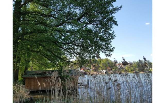 Large Haussee Modern Retreat