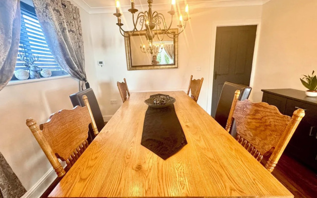 Peveril House, Spacious Eco-friendly Holiday Home
