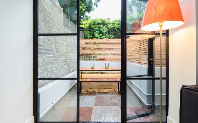 Quiet Classical/modern Designer Garden Flat