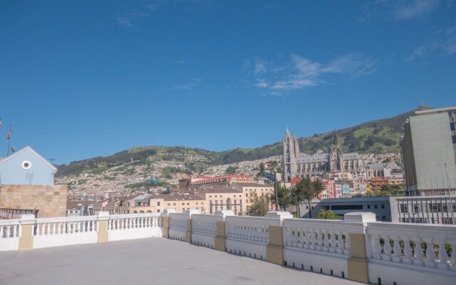 Casona 1914 Quito - Gothic Cathedral View Rooftop