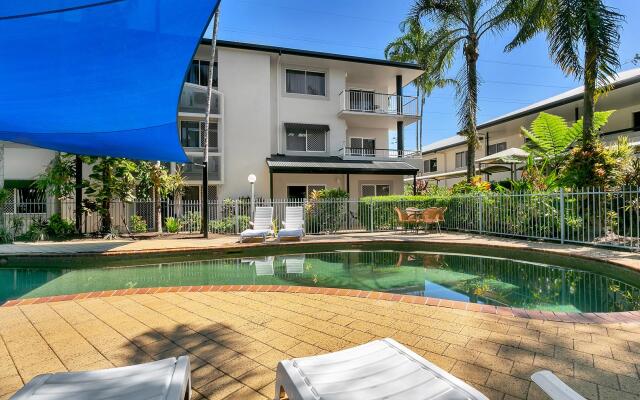 Cairns Reef Apartments & Motel