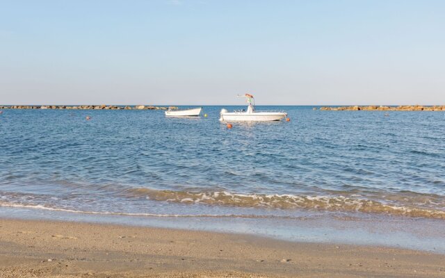 Upscale Apartment in Torre Melissa near Beach