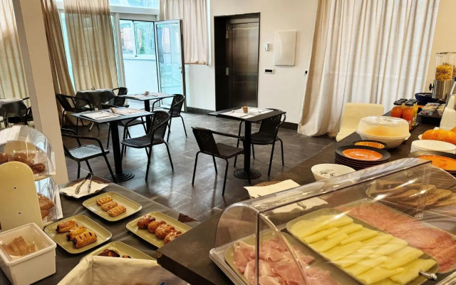 8room Hotel