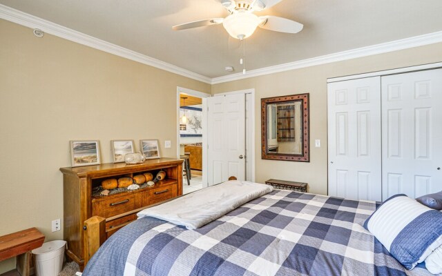 Lakefront Camdenton Condo: Grill & Community Pool