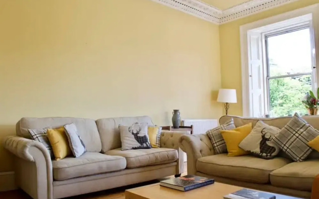Bright, Spacious 4 Bedroom Apartment In the Old Town, Edinburgh
