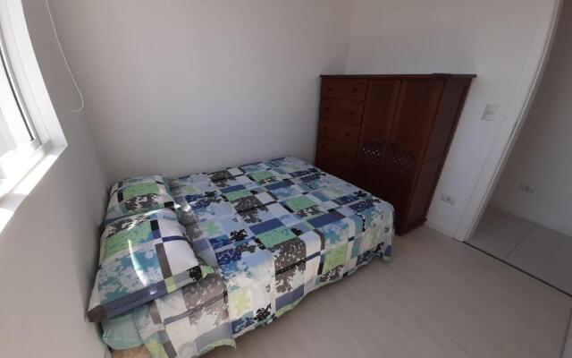 Quarto com cama de casal ao lado da Ópera de Arame