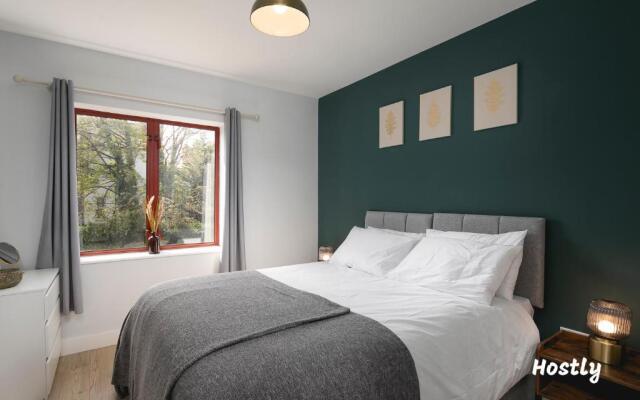 Wesley Gate Apartments - Building 3, by Hostly