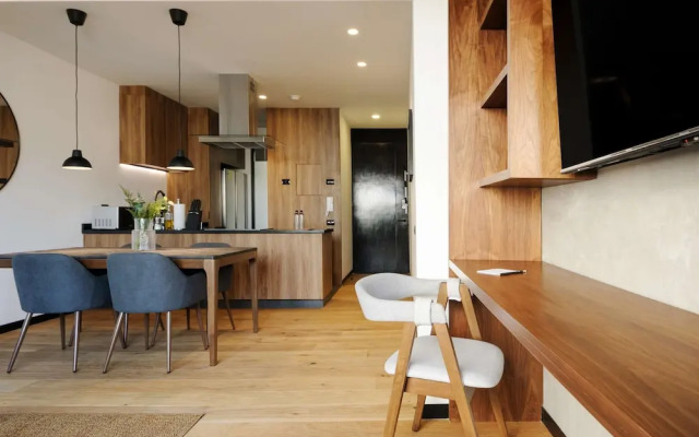 w Deluxe 1BR With Elegant Balcony in Roma Nte