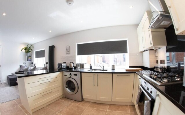 Luxury 3-bed Apartment in Bournemouth Nr Beach
