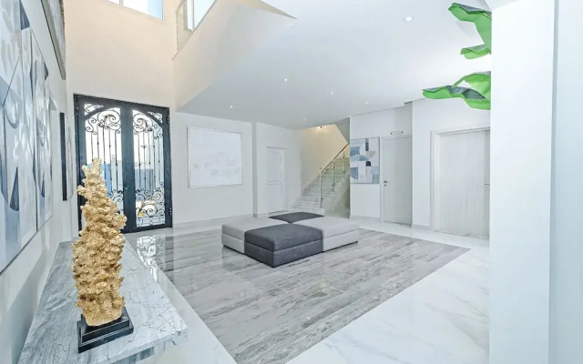 LUX White Modern Villa