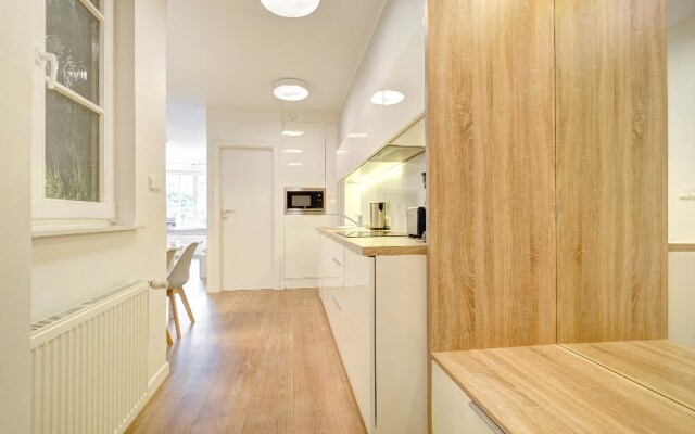 Dom & House Apartament Lawnicza