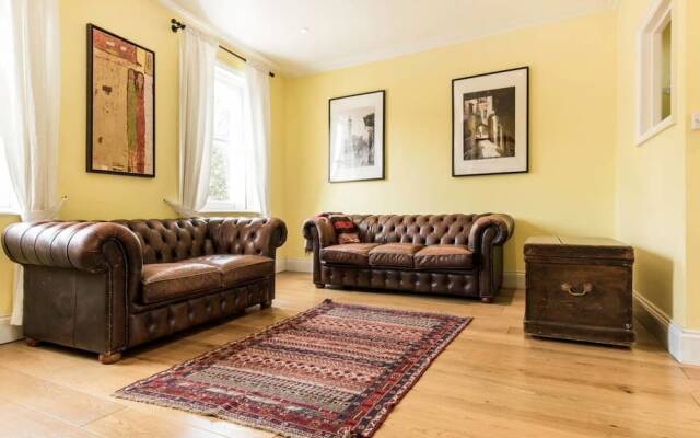 Spacious, Charming 3bd W/Balcony in Kennington
