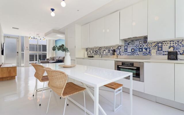 Roami at 250 Collins