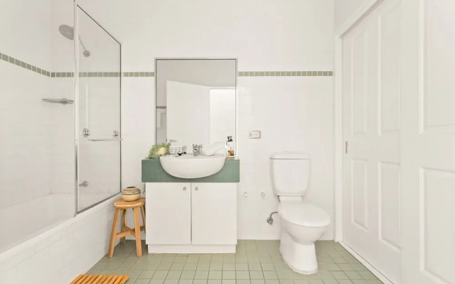 Spacious 2-bed Townhouse With a Lush Courtyard