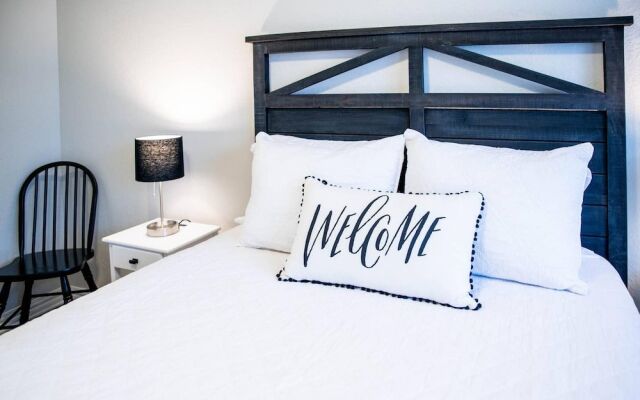 Modern Farmhouse - 2 Blocks to Downtown Square!