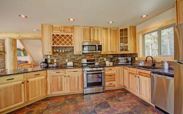 Grand Moose Lodge 3 Bedroom Home by RedAwning