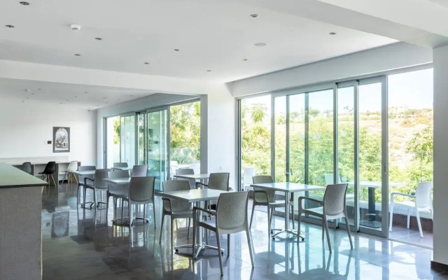 Rio Gardens - Bright Studio w Shared Pool