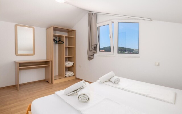 Beautiful Apartment in Lopar With 3 Bedrooms and Wifi