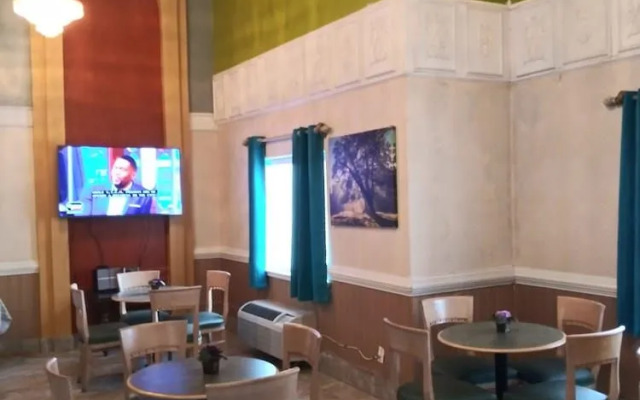 Deluxe 6 Inn & Suites