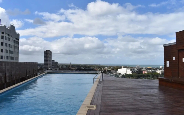 Bright 2 Bedroom Apartment With Rooftop Pool