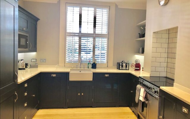 3 Beds Town House near Kings Cross by City Stay London