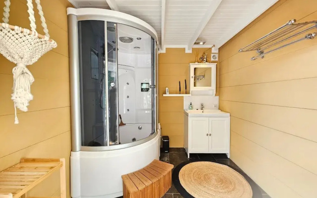 Chalet Kieftveen With hot tub for Four Person