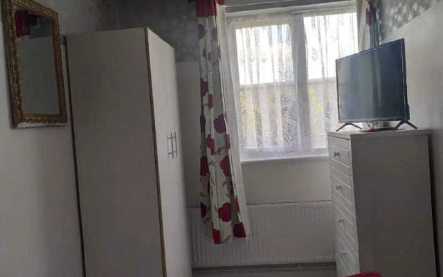 Captivating 3-bed Apartment in Romford