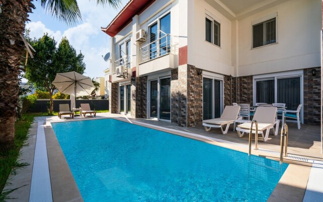 Villa Aris by Villatatilin