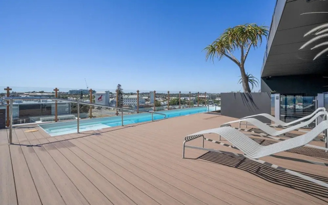 Coastal Apartment With Rooftop Pool