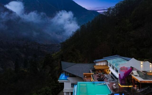 Hailuogou Luanxi Hidden Mountain Snow Mountain Scenic Hot Spring Resort Hote