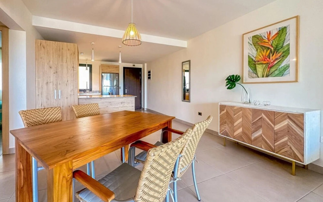 Modern Luxury Condo Close to the Beach