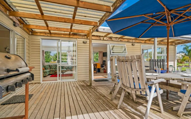 Oysters Retreat - Cooks Beach Holiday Home