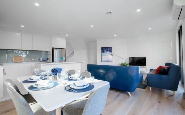 Trendy Sweet Home In Blackburn South