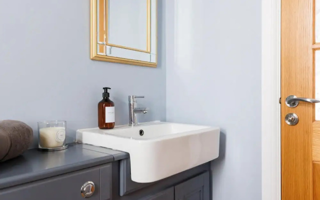 Chic 2-bed Seafront Haven Near Felpham Beach