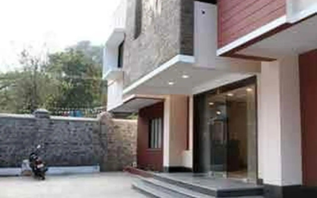 OYO Premium Convent Road BSNL Junction