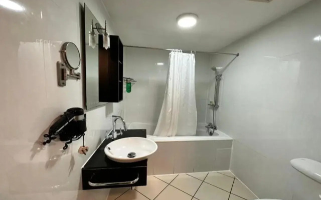 Oak Plaza Hotels - East Airport