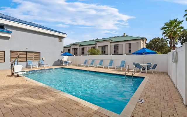 Days Inn & Suites by Wyndham Lakeland
