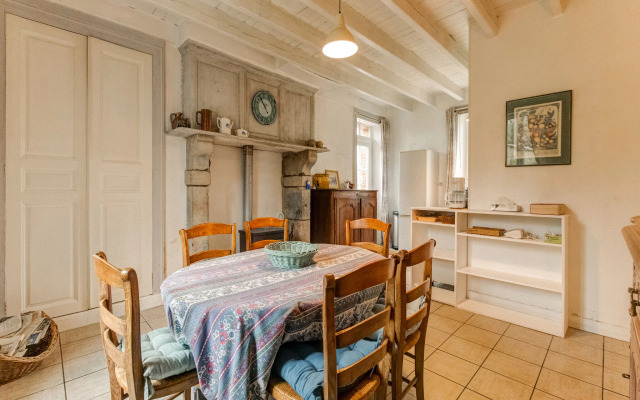 Pretty Holiday Home in Golleville with Private Garden