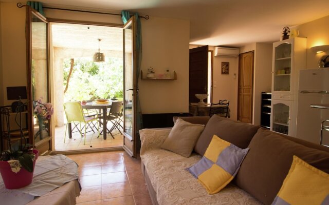 Apartment In A Villa With Shared Pool In La Ciotat, 5 Min From The Beach