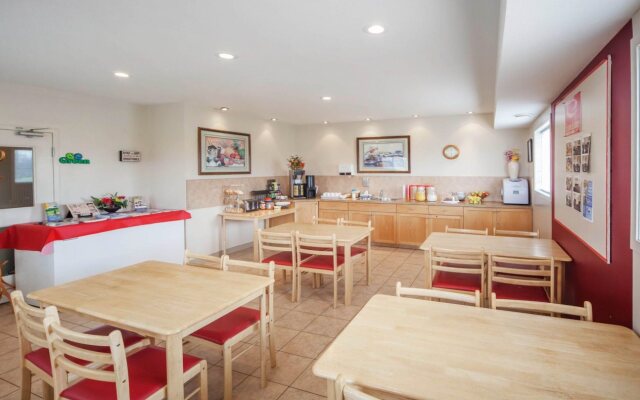 Econo Lodge Inn & Suites