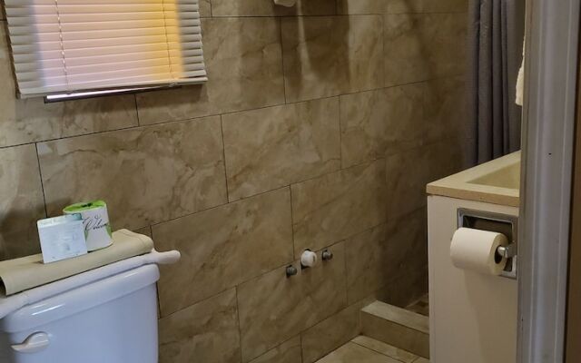 Pinecrest Inn & Suites