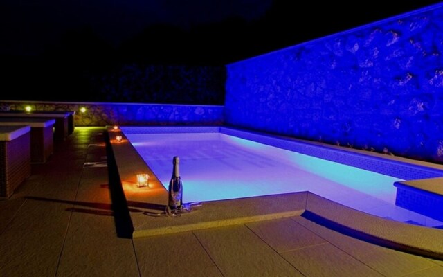 Holiday Home with Private heated Pool, Sea view & Basketball Court