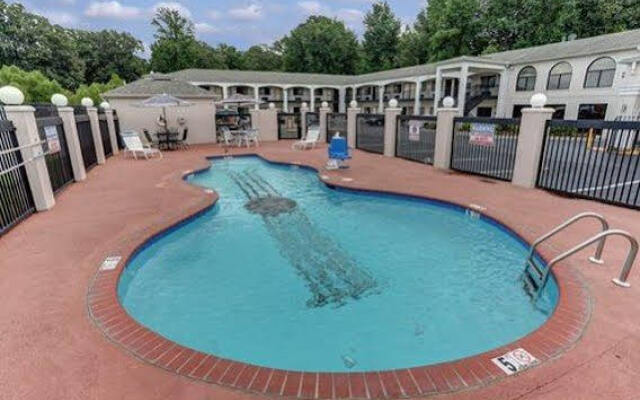 Econo Lodge Inn & Suites