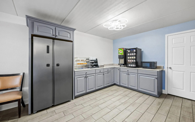 Super 8 by Wyndham Kingsport /I-81